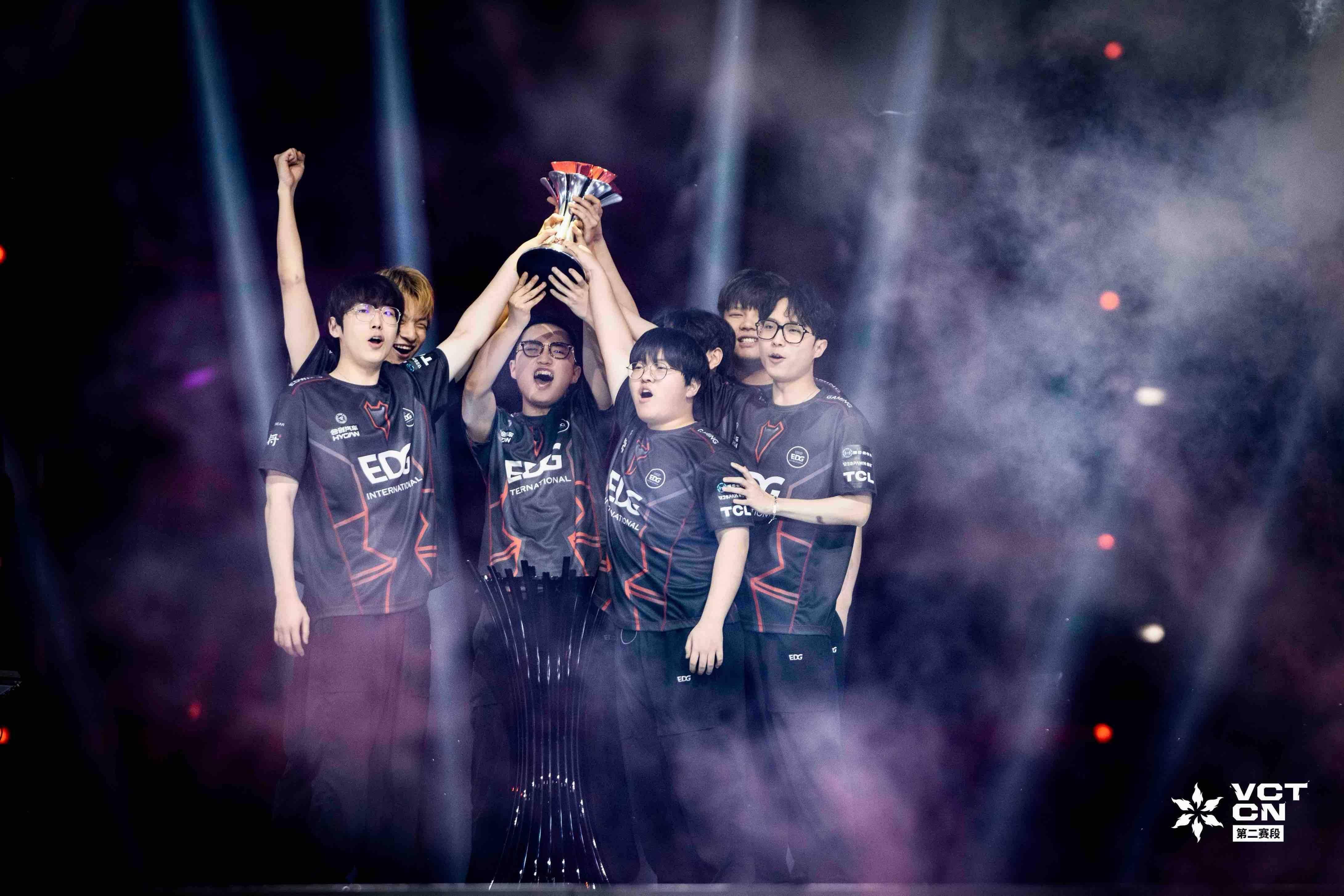 RNG翻盘FPX,Uzi完成史诗逆转顶尖较量小组赛,点燃全场激情 RNG翻盘FPX,Uzi完成史诗逆转顶尖较量小组赛,点燃全场激情